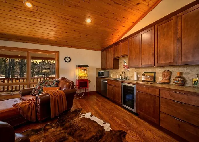 Spacious Retreat With Stone Fireplace & Pond Views In Banner, Wyoming Holiday home *
