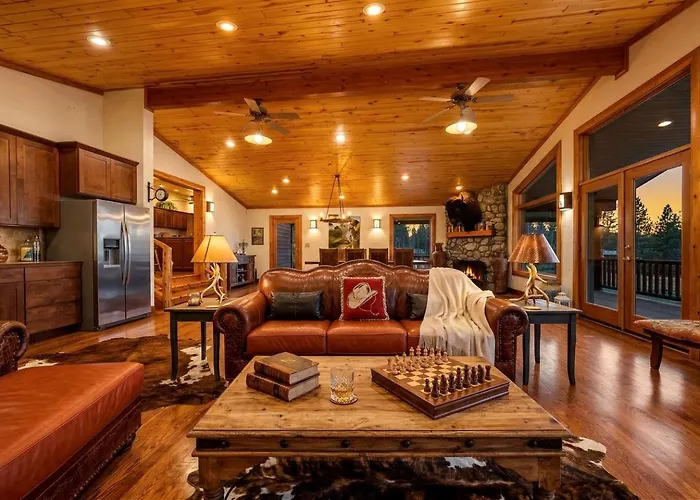 Spacious Retreat With Stone Fireplace & Pond Views In Banner, Wyoming Holiday home Banner